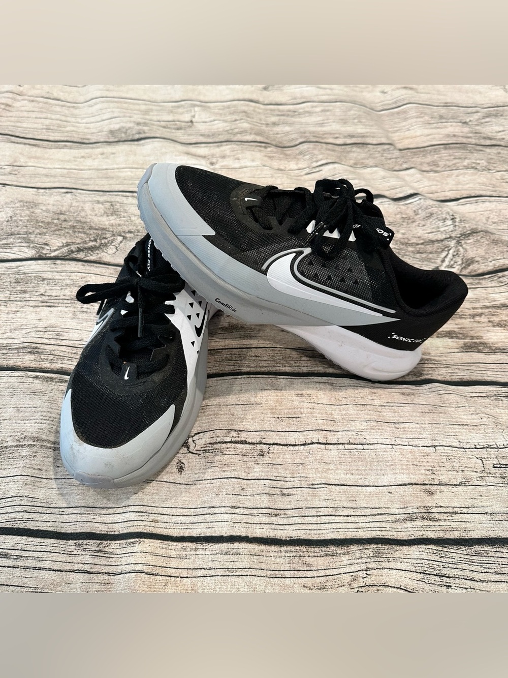Nike Kids’ Black and White ComfiRide Athletic Shoes Size 5